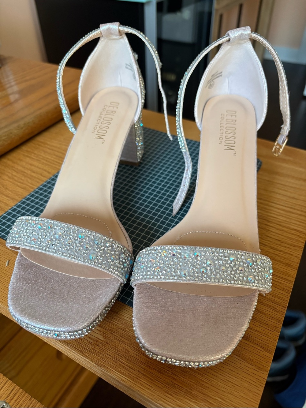 De Blossom Collection Heel silver
Strappy Sparkling Sandals Size 8.5